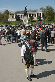 850 Böllerschützen unte der Bavaria (©Foto. Ingrid Grossmann)